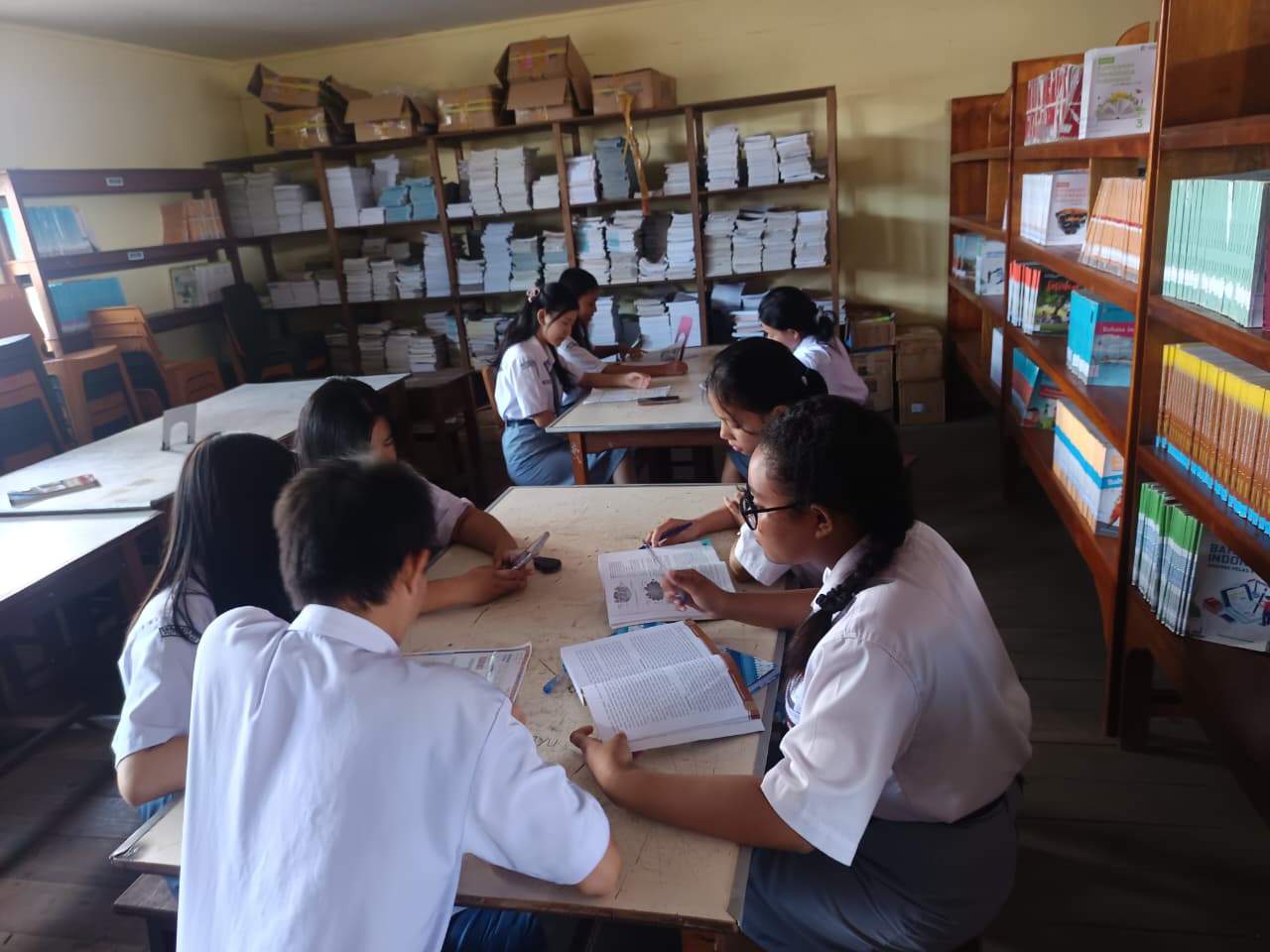 Hari senin siswa membaca buku mata pelajaran biologi di perpustakaan